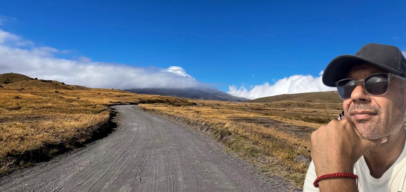 Schotterstrasse führt auf einen Vulkan in Ecuador zu - Symbol für Klarheit, Entscheidungen und neue Wege